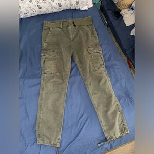 American eagle men’s olive green cargos with ties at the end